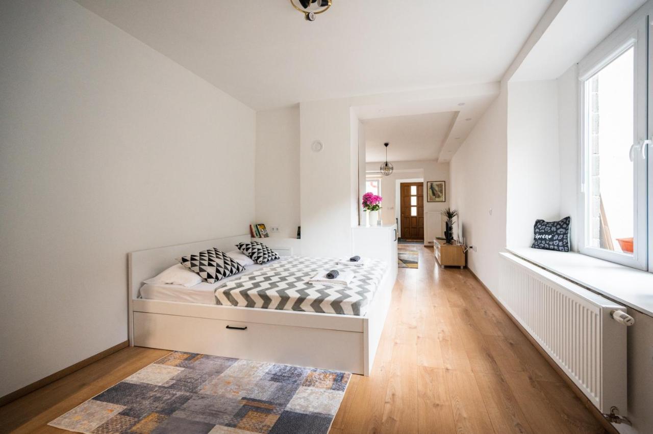 Modern Studio Apartment In The Old Town Szarajevó Kültér fotó